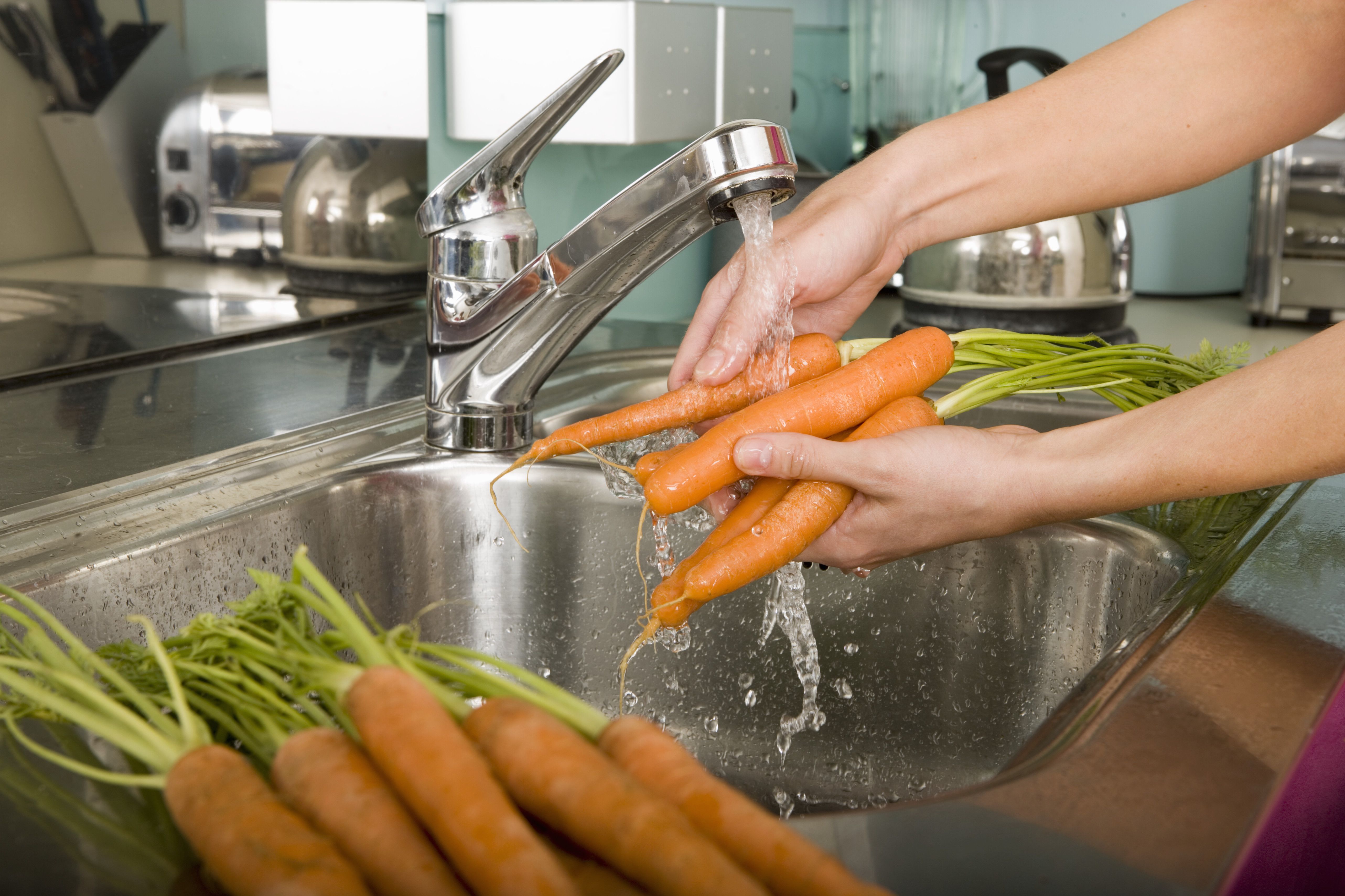 Овощи не очищены. Очищение овощей. Овощные очистки. Мытье моркови. Мытье овощей повара.