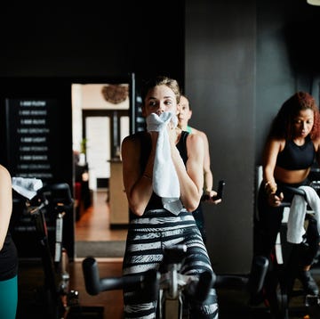 Mujer sudando en clase de spinning mujer sudando en clase de spinning