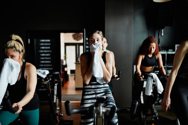 mujer sudando en clase de spinning