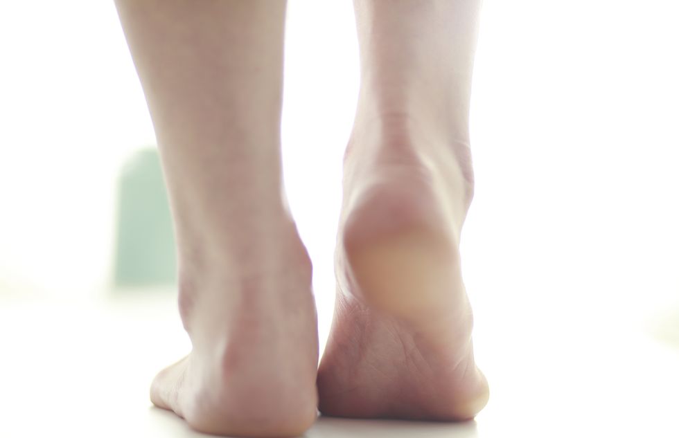 かかと・足裏のガサガサを解消するには？　皮膚科医が教える、正しい脚の角質ケア方法とおすすめアイテム
