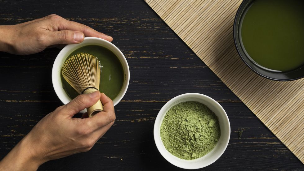 persona che prepara tè matcha