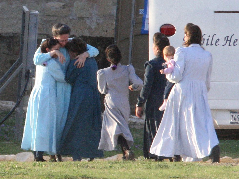 authorities remove over 400 children from polygamous compound