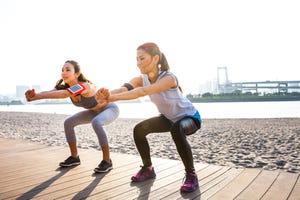 mujeres haciendo sentadillas