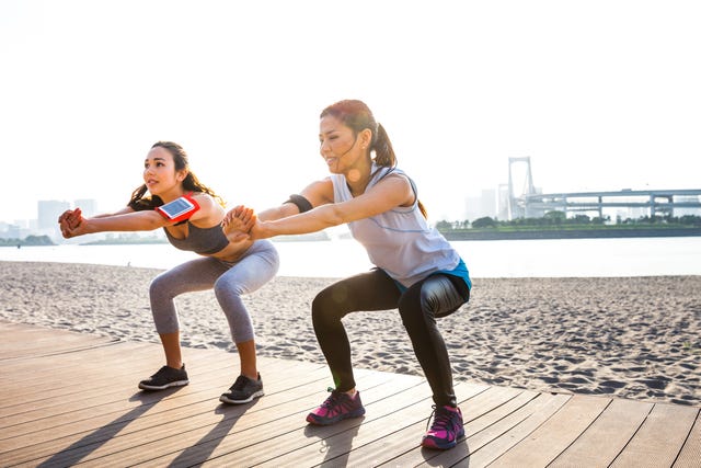 Mujeres haciendo sentadillas.