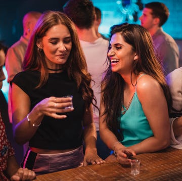 vrouwen shotjes in de club