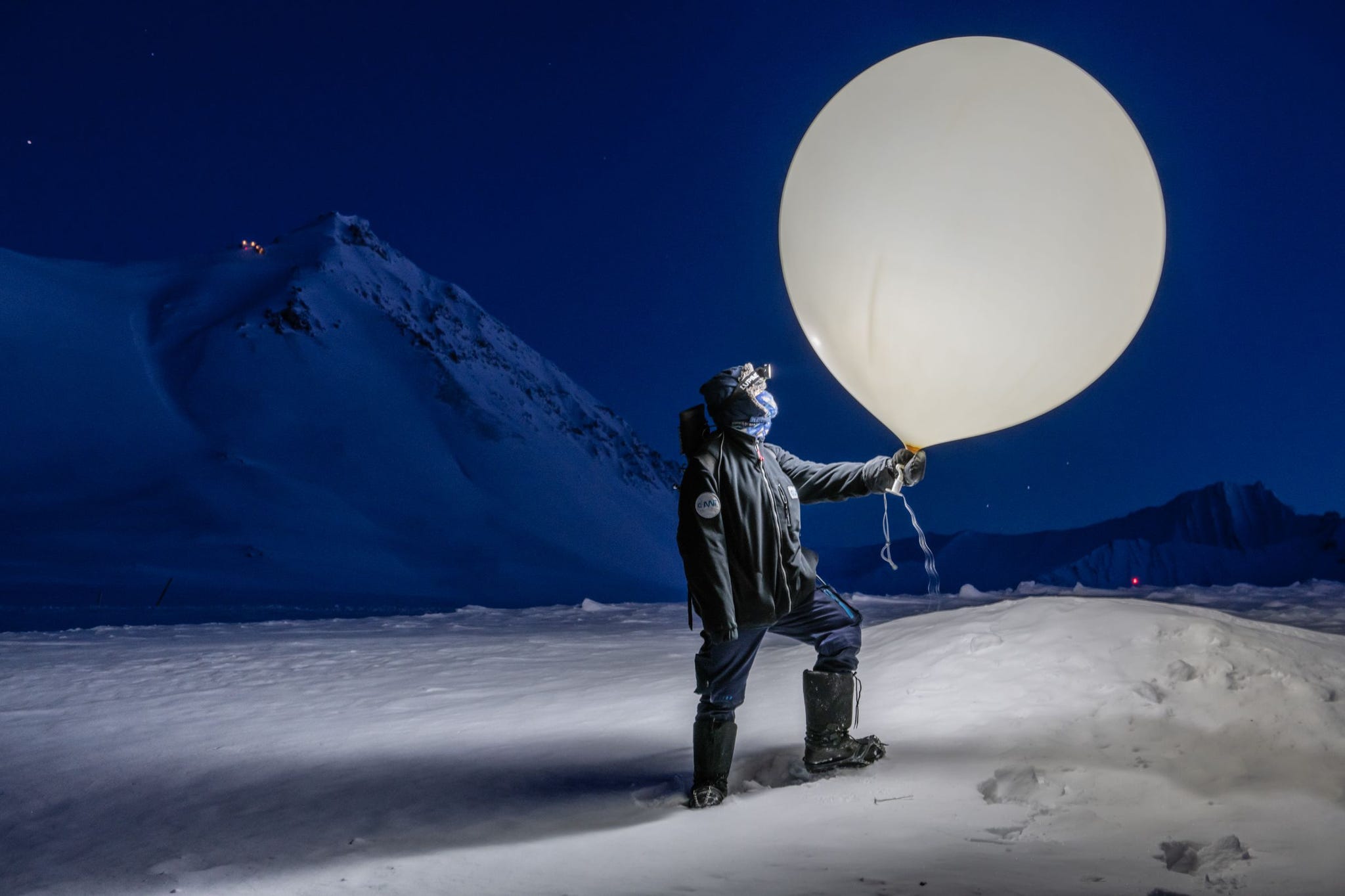 vrouwelijke klimaatwetenschapper laat weerballon op