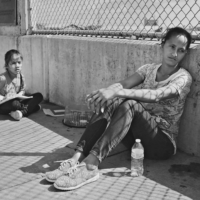 A Honduran woman on the border with her child