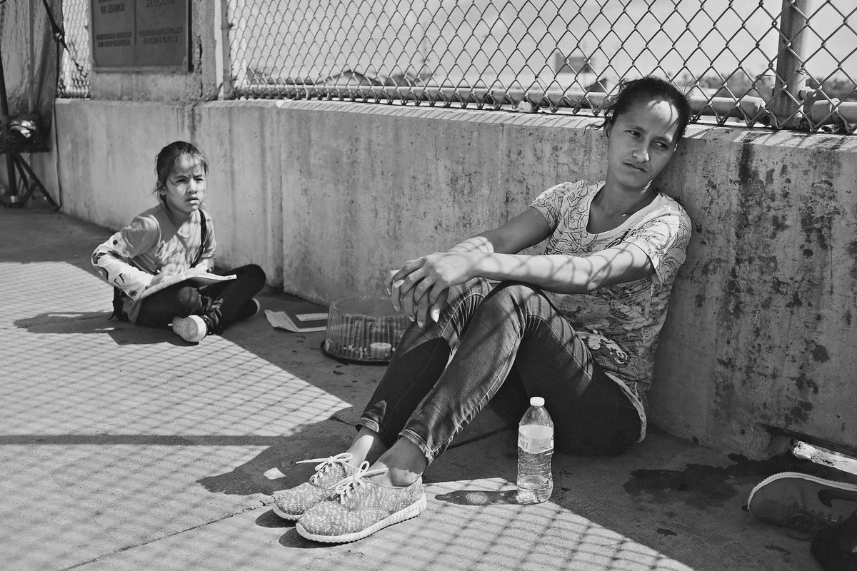 A Honduran woman on the border with her child