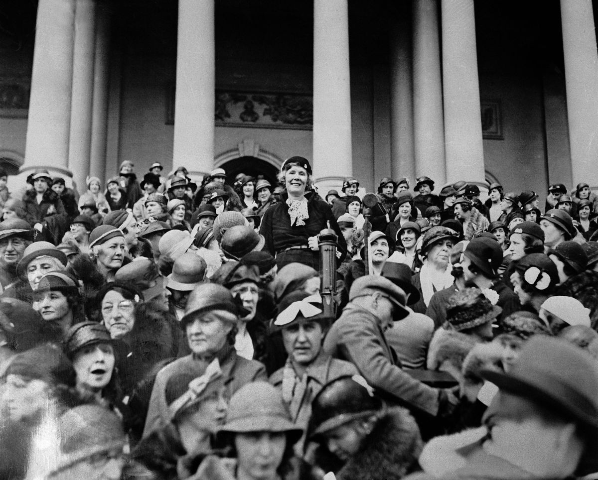Tijdens een demonstratie in 1932 tegen het 18e Amendement voor het Amerikaanse Congres wordt Pauline Morton Sabin een van de leidsters van de beweging voor herroeping van de Drooglegging door medestanders op handen gedragen