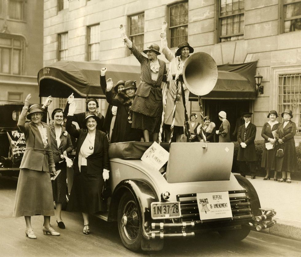 Leden van de Womens Organization on National Prohibition Reform maken zich op voor een protest in een stoet autos door de staat New York waarmee ze willen demonstreren voor herroeping van het 18e Amendement