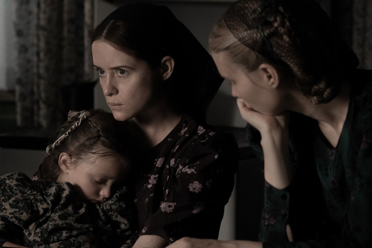 wt08399r l r emily mitchell stars as miep, claire foy as salome and rooney mara as ona in director sarah polley’s filmwomen talkingan orion pictures releasephoto credit michael gibson© 2022 orion releasing llc all rights reserved