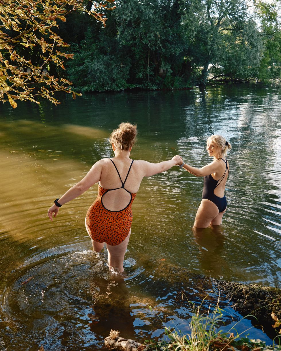 uk, buckinghamshire, hurley, women wild swimming in the river thames