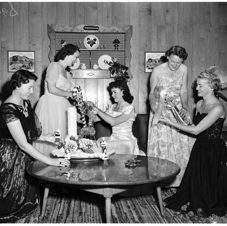 Women's auxiliary, Los Angeles Dental Society planning cocktail and buffet party, 1951
