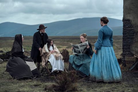 the wonder l to r josie walker as sister michael, toby jones as dr mcbrearty, kíla lord cassidy as anna o’donnell, niamh algar as kitty o’donnell, florence pugh as lib wright in the wonder cr aidan monaghannetflix © 2022