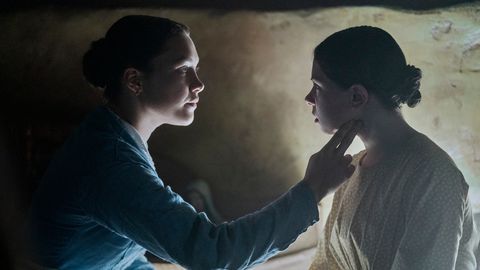 the wonder l to r florence pugh as lib wright, kíla lord cassidy as anna o’donnell in the wonder cr aidan monaghannetflix © 2022