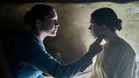 florence pugh as lib wright, kíla lord cassidy as anna o’donnell in the wonder