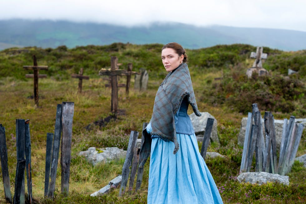 the wonder florence pugh as lib wright in the wonder cr christopher barrnetflix © 2022 the wonder florence pugh as lib wright in the wonder cr christopher barrnetflix © 2022