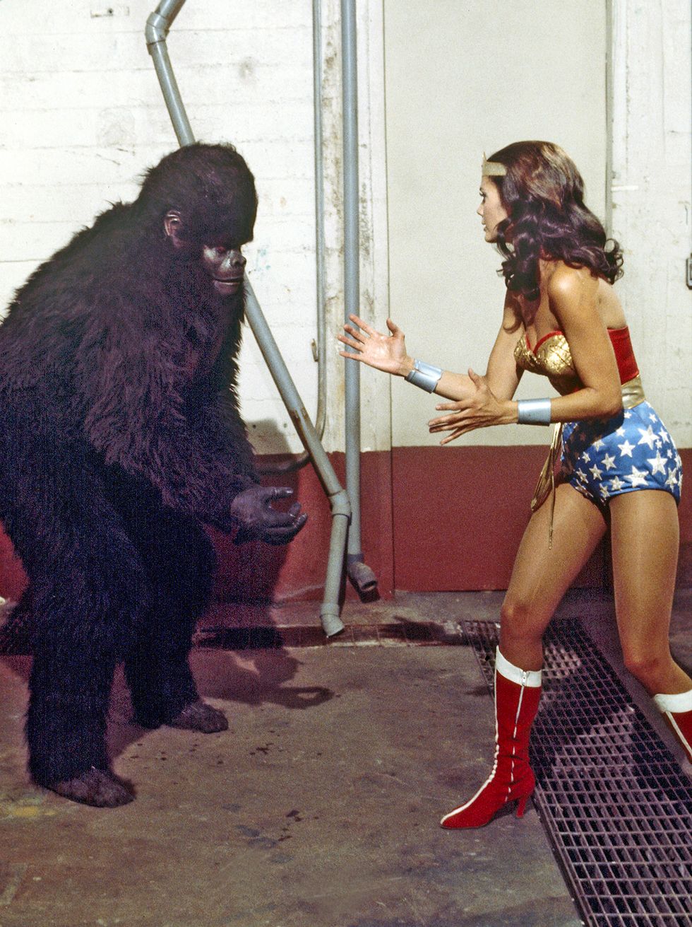 wonder woman combatte contro un gorilla