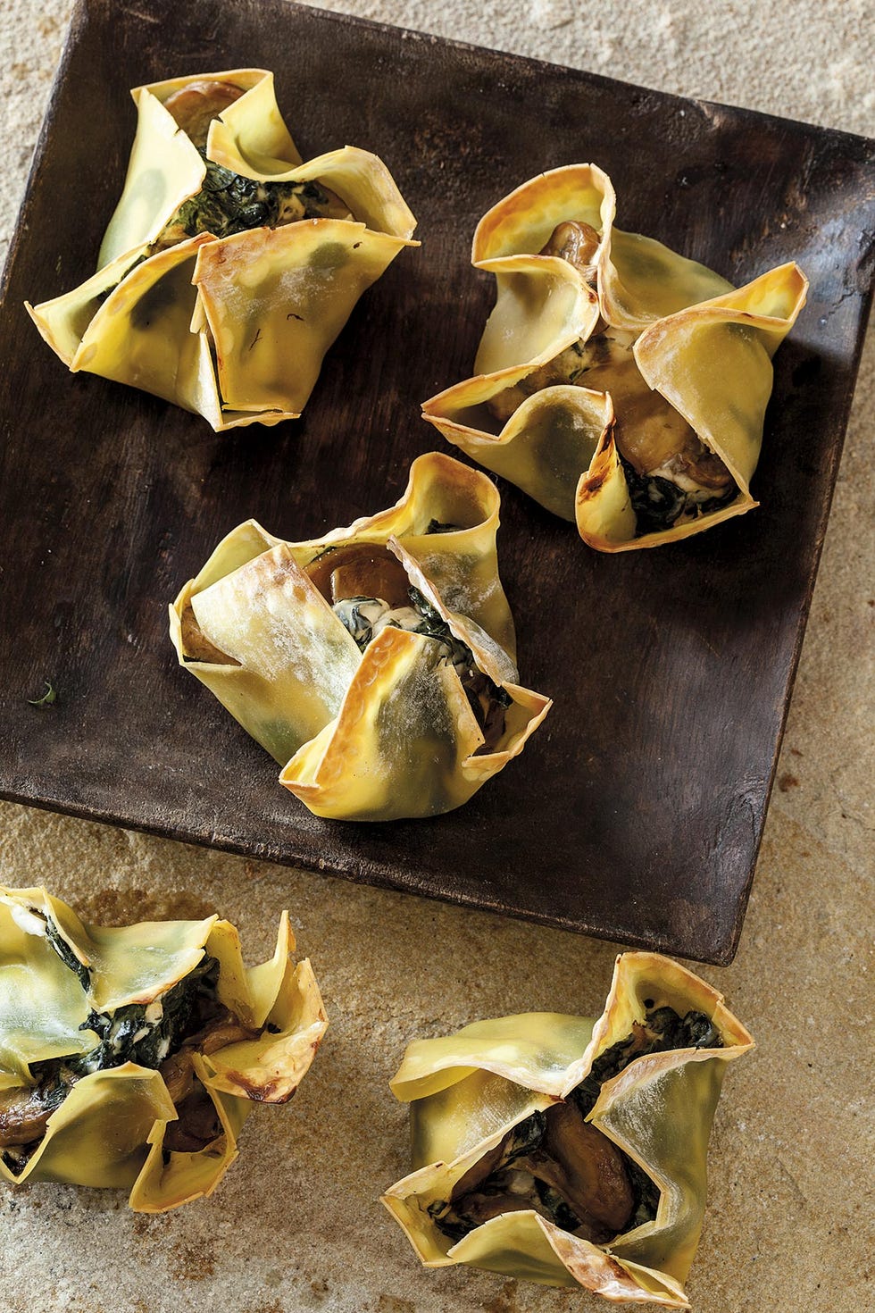wontons con queso y espinacas