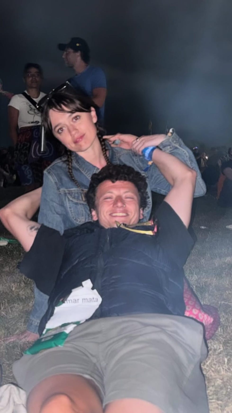 una scena sociale a un festival o a un evento all'aperto