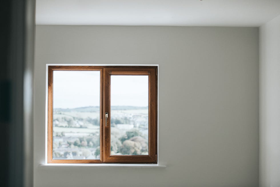 vista de una ventana de madera en una pared blanca