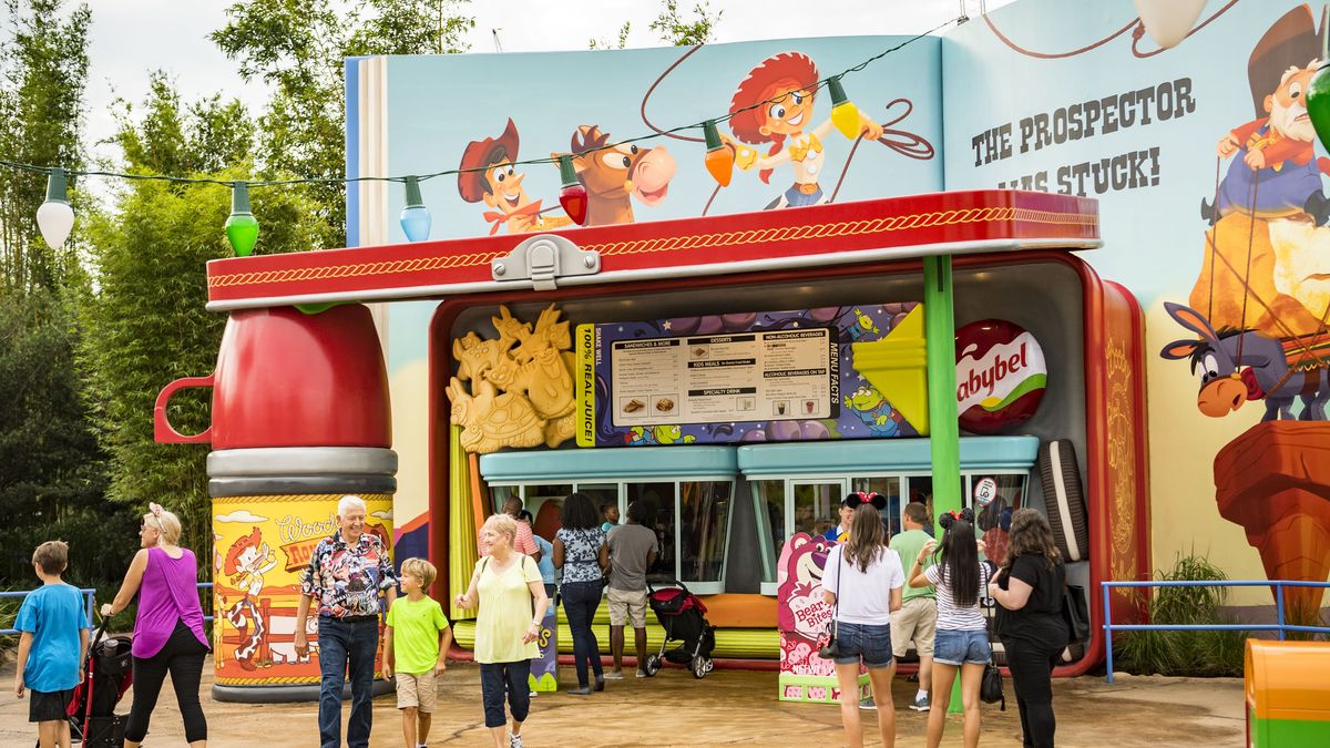 REVIEW & TIPS: Woody's Lunch Box in Toy Story Land - Finding Debra