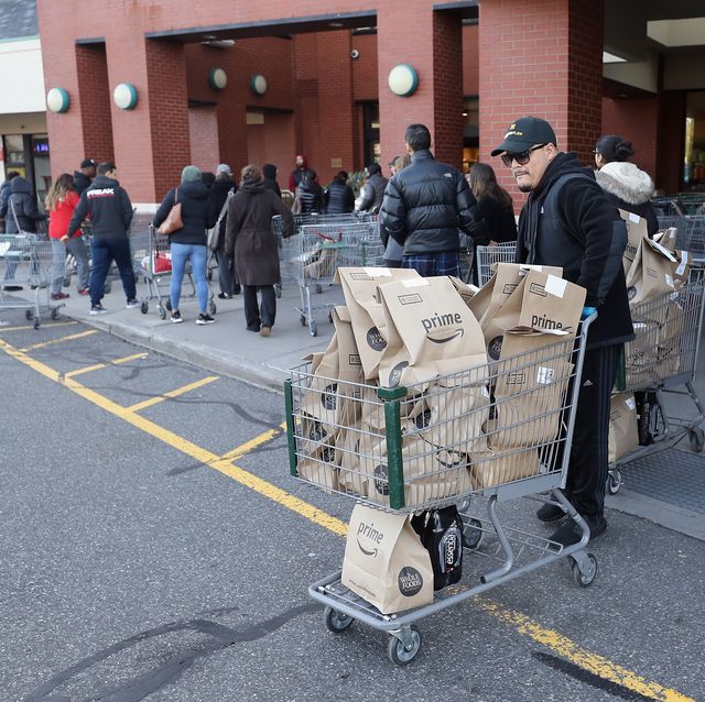 https://hips.hearstapps.com/hmg-prod/images/worker-leaves-whole-foods-with-amazon-prime-delivery-news-photo-1621364888.?crop=0.730xw:1.00xh;0.272xw,0&resize=640:*