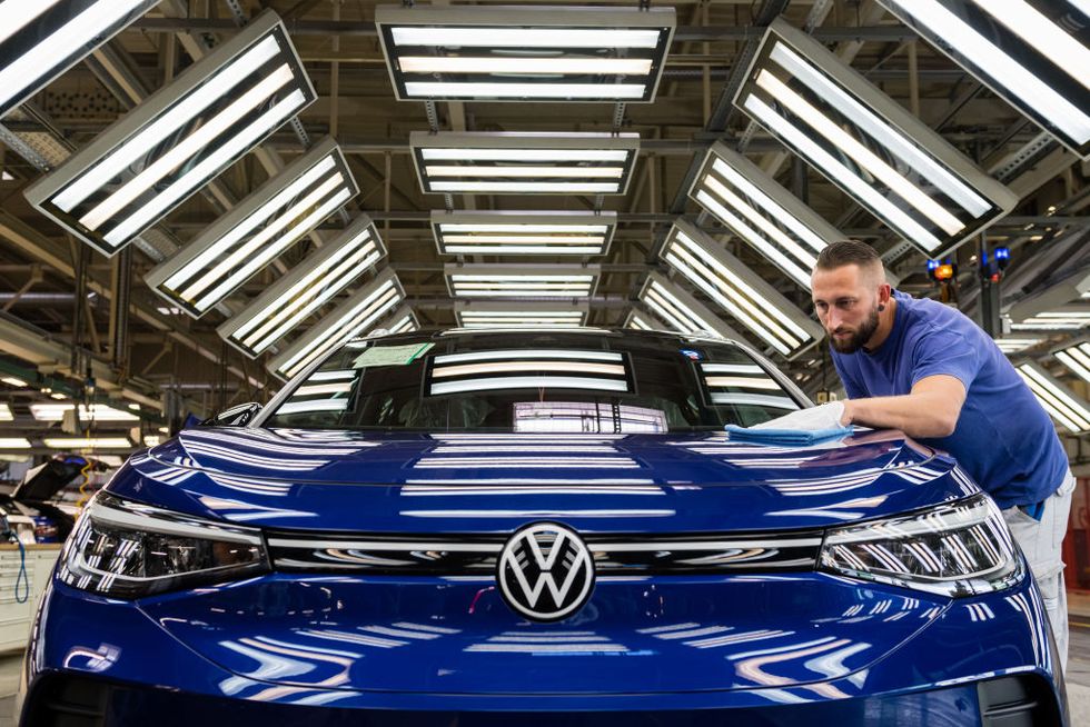 volkswagen revs up id4 electric car production
