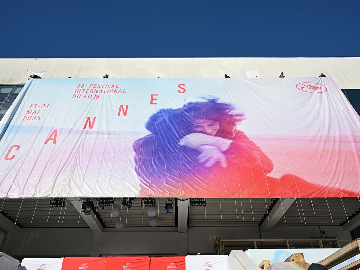 2025カンヌ国際映画祭 公式宣伝ポスター workers-install-the-official-