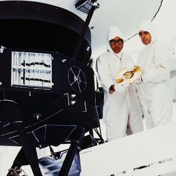 placing record on voyager 1
