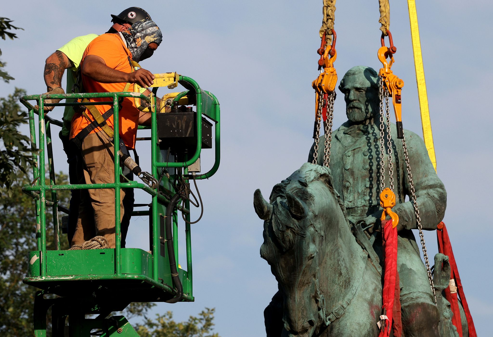 city of charlottesville, virginia removes its confederate era statues
