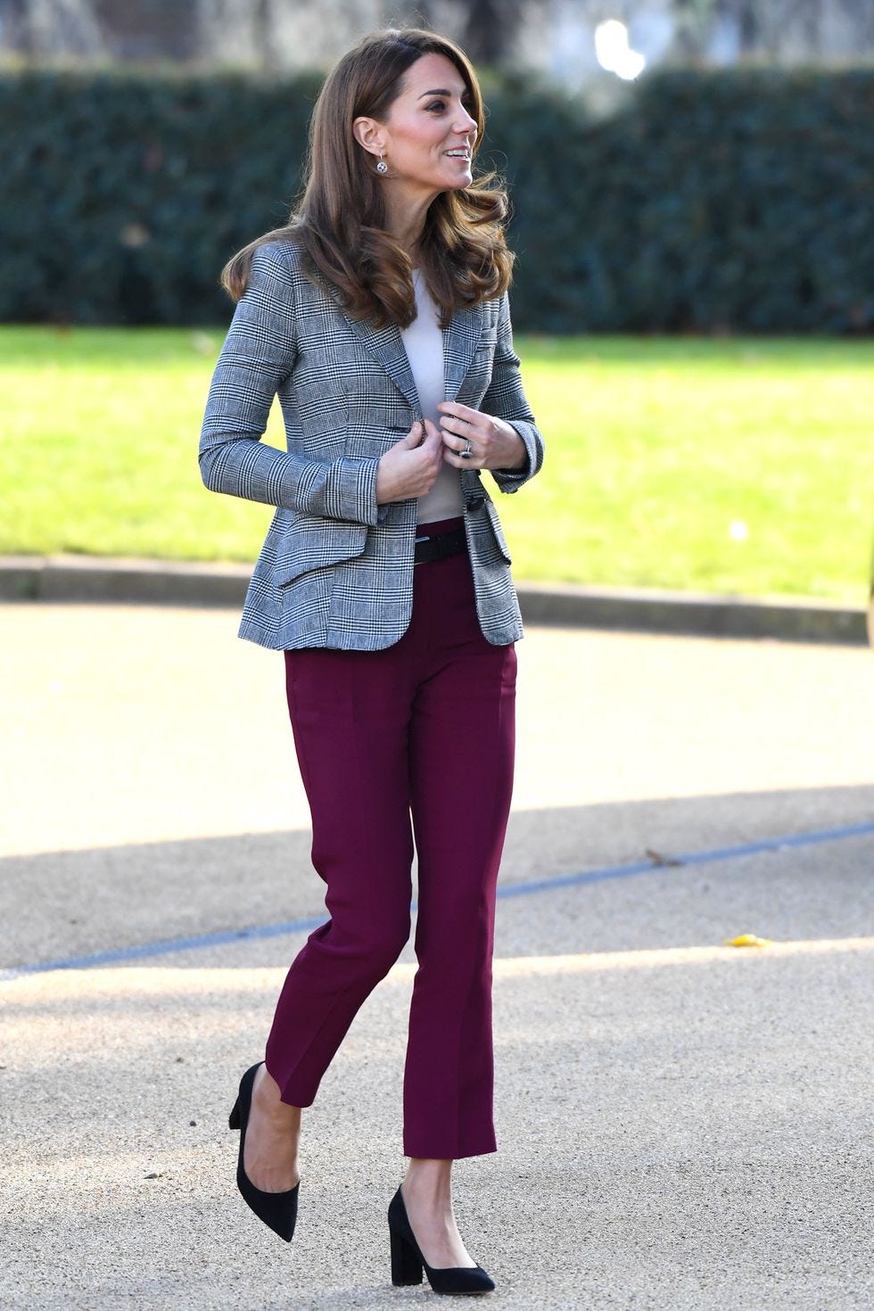 kate middleton caminando por la calle con un pantalon granate, tacones y una chaqueta