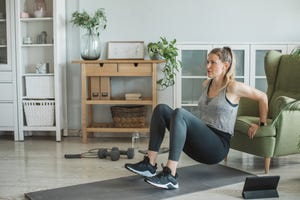 mujer haciendo ejercicio en casa