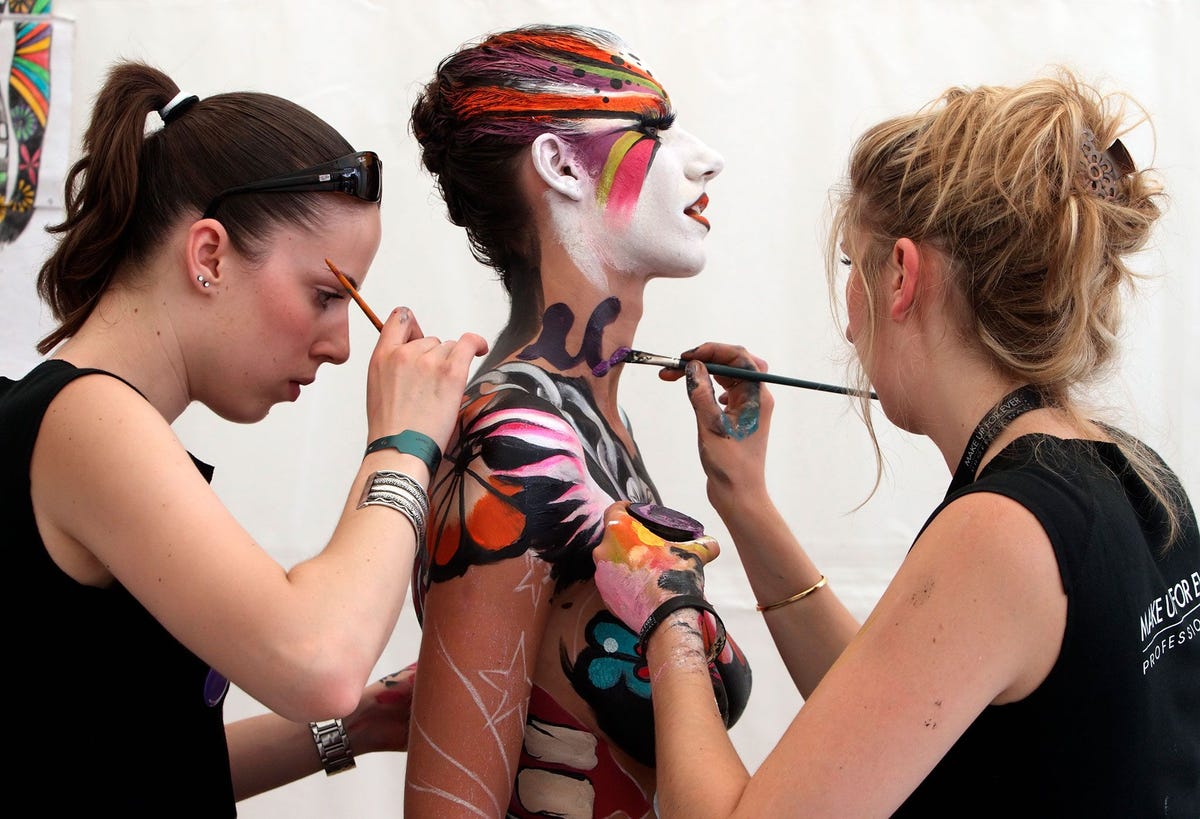 Op het jaarlijkse World Bodypainting Festival in het Oostenrijkse Klagenfurt beschilderen kunstenaars het lichaam van een model