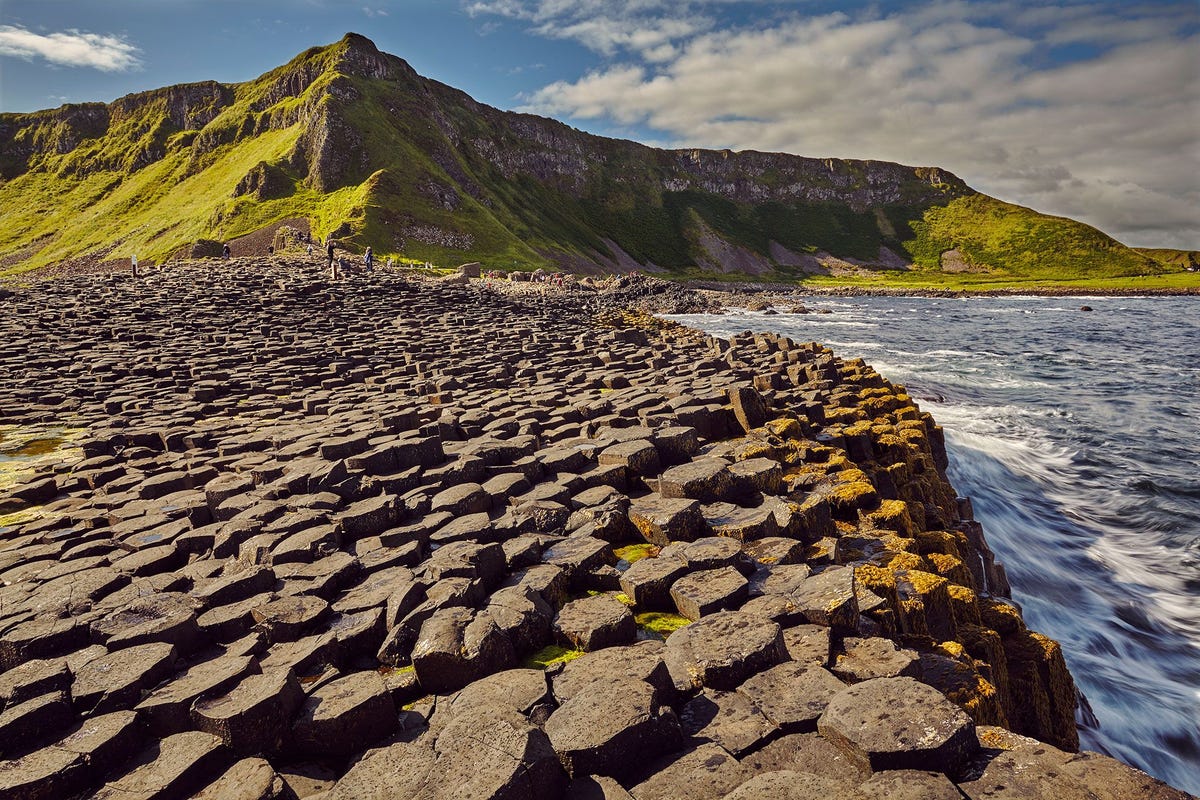GIANTS CAUSEWAY NOORDIERLAND  Oeroude vulkanische krachten hebben deze spectaculaire geologische speeltuin aan de NoordIerse kust gecreerd Het is de ideale plek om over een mythisch landschap te klauteren