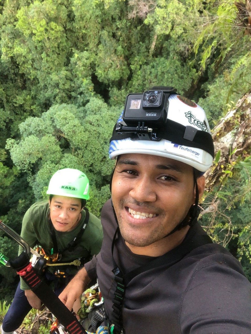 Klimmers pauzeren even om een selfie te nemen en hun voortgang vast te leggen Beginnende klimmers doen zlang over de klim dat Unding Jami een hangmat meeneemt en in de top van de boom een dutje doet terwijl hij op ze wacht