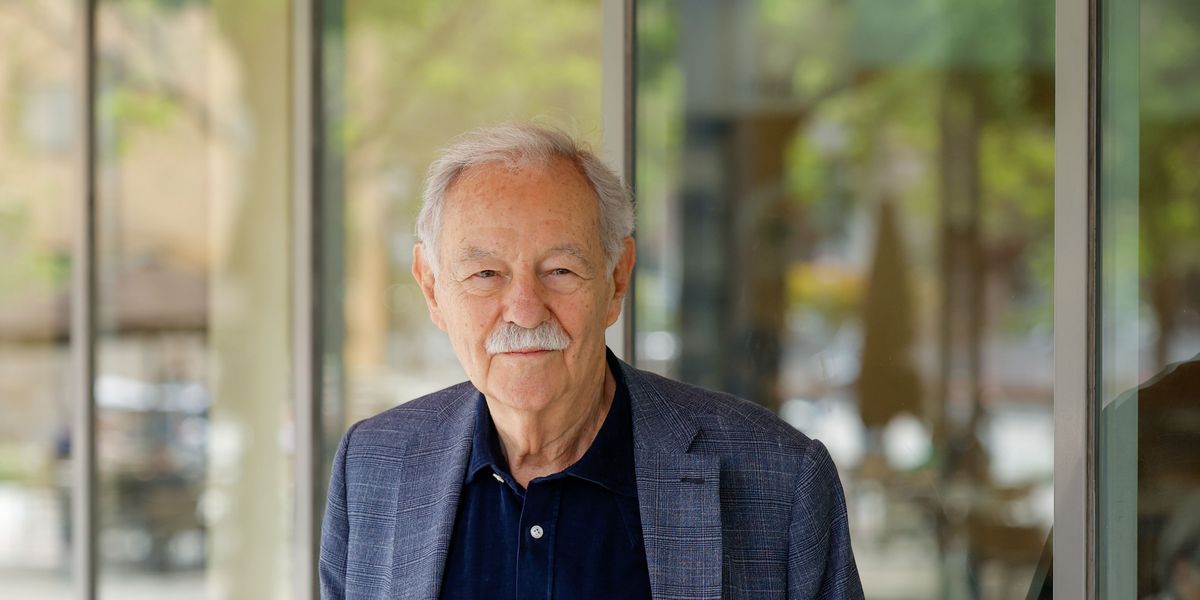 Eduardo Mendoza, escritor, 82 años:  Sigo escribiendo a mano, con pluma y con rotuladores de varios colores 