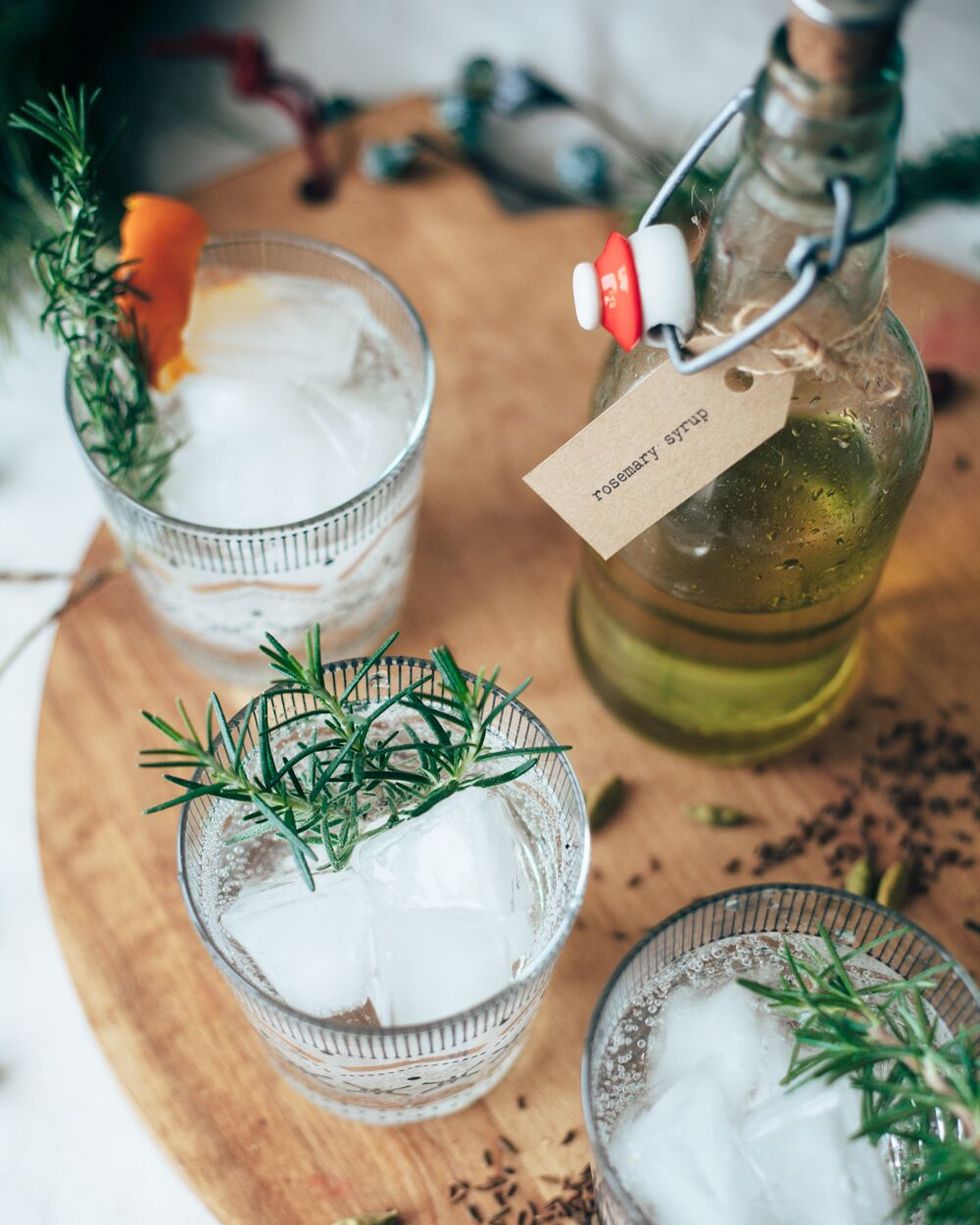 drink, gin and tonic, herb, food, distilled beverage, rosemary, mojito, shrub, fizz, ingredient,