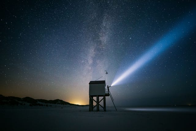 Het Drenkelingenhuisje van Terschelling bij nacht