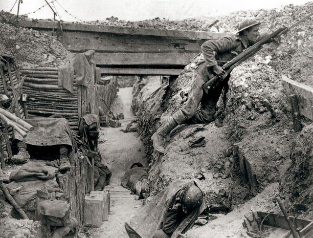 De loopgravenoorlog was gedurende de Eerste Wereldoorlog een essentieel onderdeel van het strijdtoneel in Europa Hier nemen Britse soldaten tijdens de Slag aan de Somme in 1916 een Duitse loopgraaf bij OvillerslaBoisselle in Frankrijk in