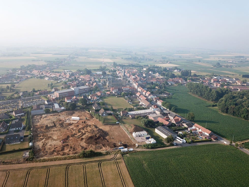 Deze luchtopname toont de opgravingen die in het kader van het Dig Hill 80project werden verricht Ernaast ligt het dorp Wijtschate dat op de zogenaamde Messines Ridge ligt waar in 1917 zwaar werd gevochten