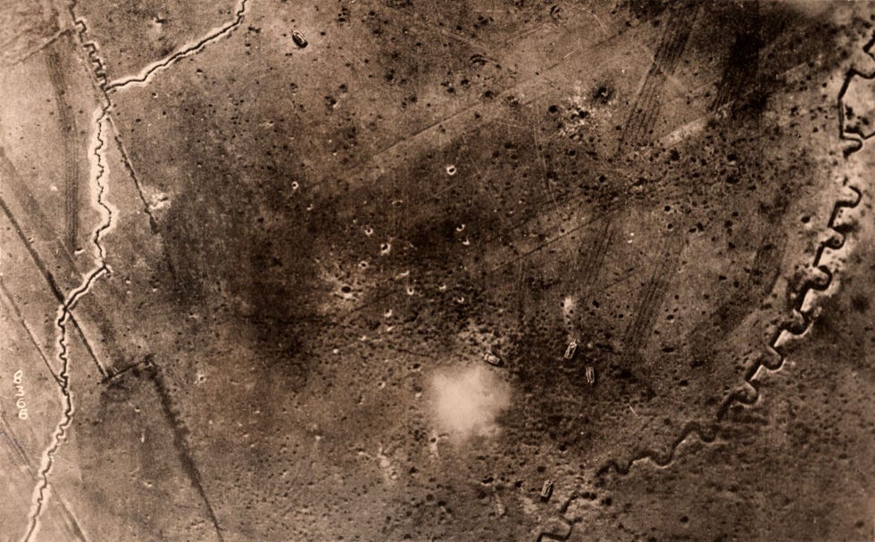 Om de slagvelden van de Eerste Wereldoorlog te reconstrueren maken archeologen gebruik van luchtfotos die tijdens de Eerste Wereldoorlog zijn gemaakt Op deze foto uit 1917 is het slagveld bij Soissons in Frankrijk vastgelegd