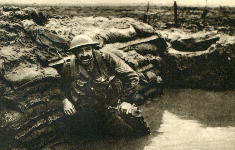 In Belgi rust een Britse soldaat uit in een met water gevulde loopgraaf Uit opgravingen blijkt dat de soldaten er alles aan deden om hun voeten droog te houden en niet ten prooi te vallen aan loopgravenvoet een aandoening die alleen al onder Britse soldaten 75000 levens eiste