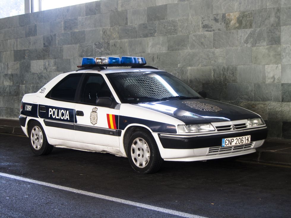 Land vehicle, Vehicle, Car, Police car, Police, Sedan, Law enforcement, Automotive design, Citroën xantia, Coupé, 