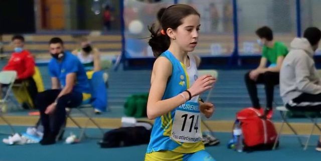 Mujer Joven Atlética En Ropa Deportiva En La Línea De Salida Listo