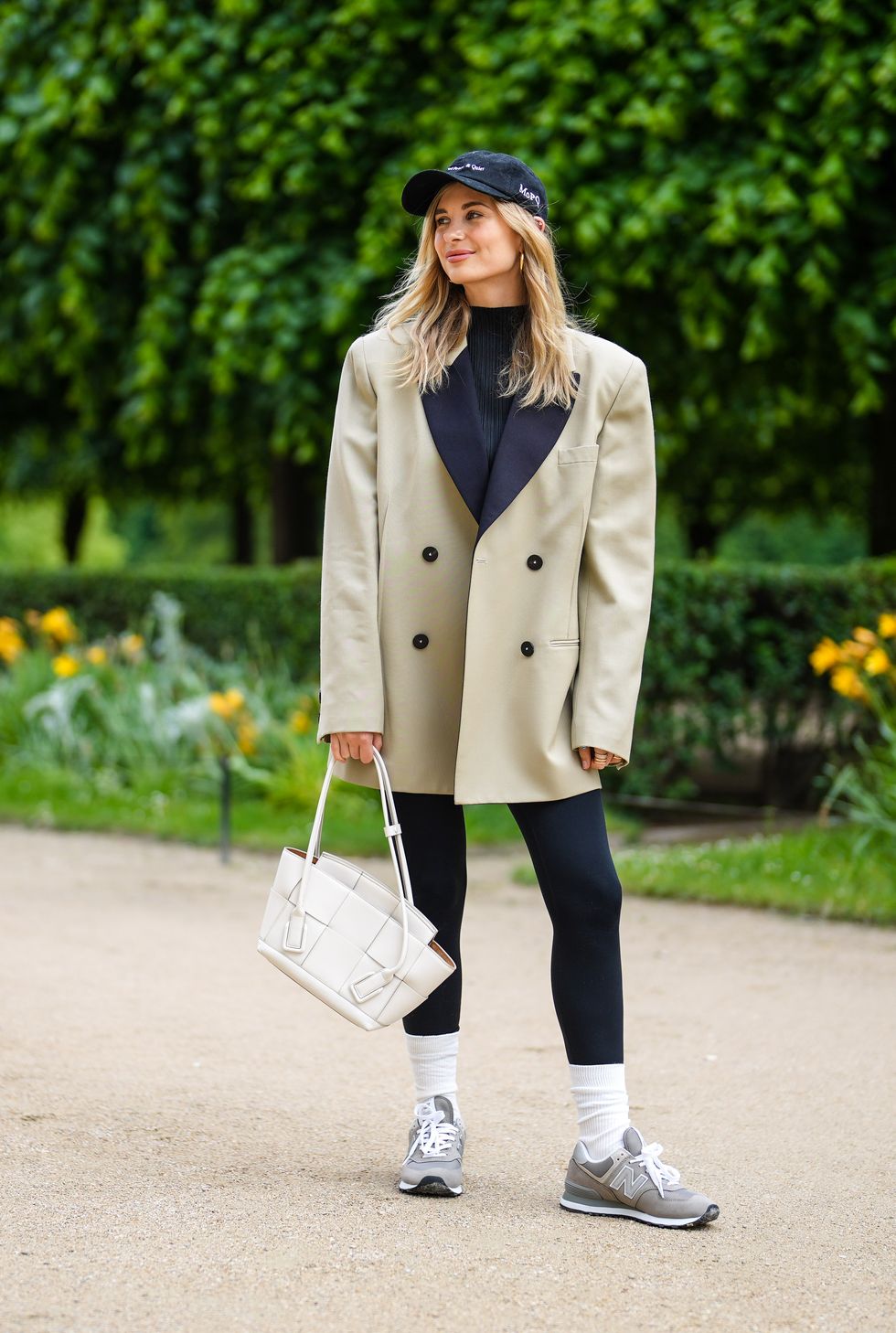 leggings, new balance, trench coat, outfit of the day, ootd, cap