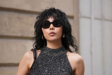 mujer con gafas de sol