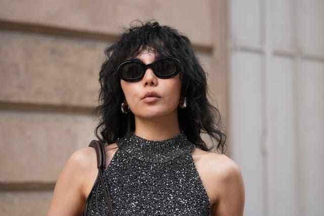 mujer con gafas de sol