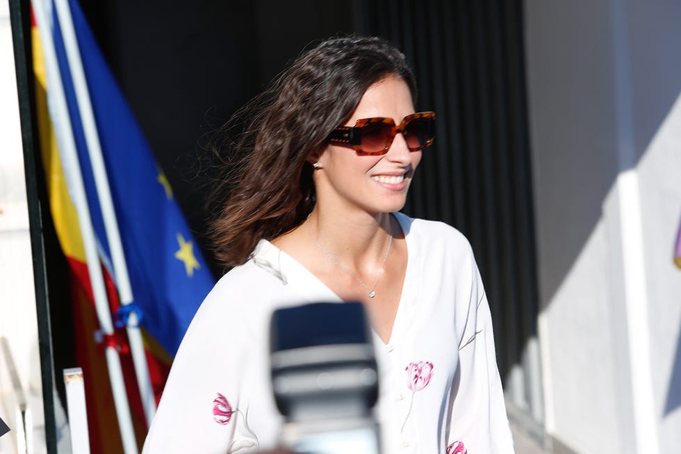 Eyewear, Hair, White, Sunglasses, Street fashion, Fashion, Shoulder, Beauty, Cool, Glasses, 