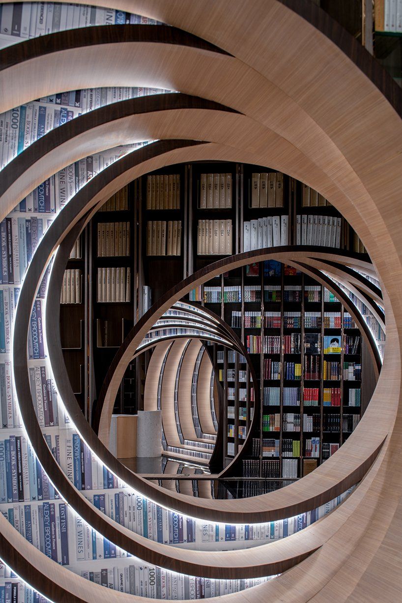 書店裡圓形的木製閣樓